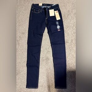 Levi’s slight curve Jean size 2